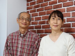 赤井さんとスタッフの城田さん。背後の壁紙は100均で購入、自分たちで貼ったそうだが、子どもたちは白いほうがよかったと言っているそうだ