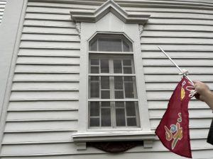 窓の装飾を指し示す円満字さん。確かに上部両側の飾りは菜っ葉に似ている