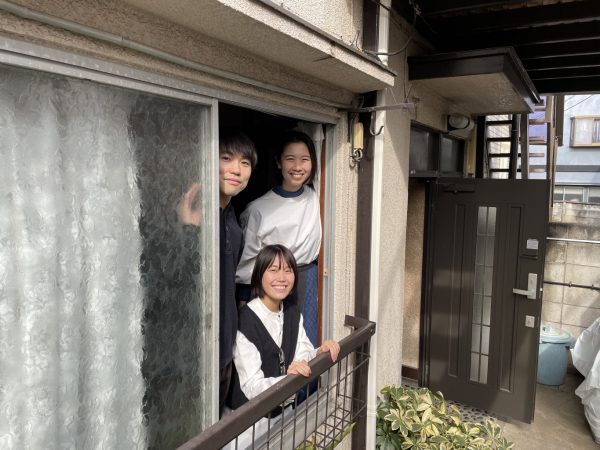 左から時計回りに、運営に関わる「銭湯ぐらし」の加藤優一さん、「まめくらし」の宮田サラさん、住人の勝野楓未さん（写真：介川亜紀）