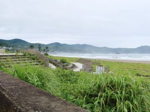 舞台となる入野の浜。あいにくの天気の日だったが、壮大さは十二分に感じられた