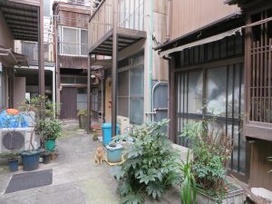 細い路地、古い木造住宅が密集するいわゆる木密地域の解消は少しずつ進んではいるが、現在では空き家化という問題も進展しており、軽々に良くなったとは言い難い