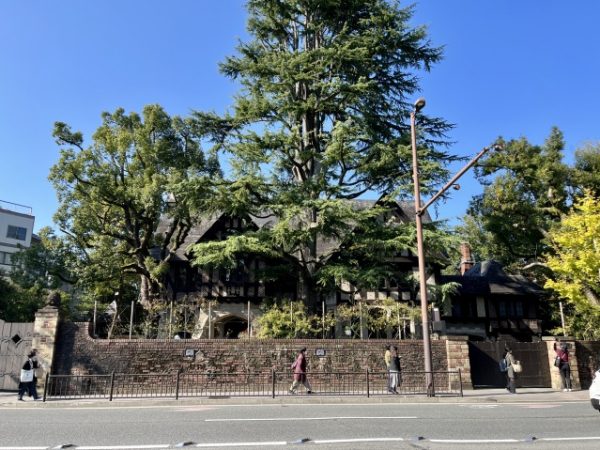 ヴォーリズ設計の「大丸ヴィラ」、1932（昭和7）年竣工。木の柱を見せたチューダー様式の建築だが、実は鉄筋コンクリート造