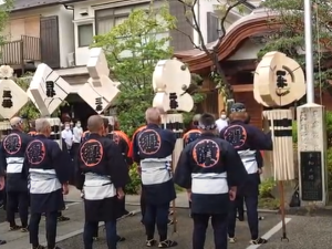 移築完成披露会では、安養院の内藤良家住職による完成供養・読経が行われた後、足立区を拠点にする「江戸消防記念会十一区」の会員による木遣りが披露された</BR>写真提供／唐破風屋根保存プロジェクト

