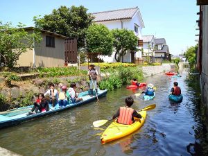 佐賀県佐賀市に、400年前に作られた約2,000kmの人工水路「クリーク」がある。今では使われなくなったこのクリークをカヤックで周遊したり、水辺でマルシェを開くなどさまざまな形で活用している団体がある。