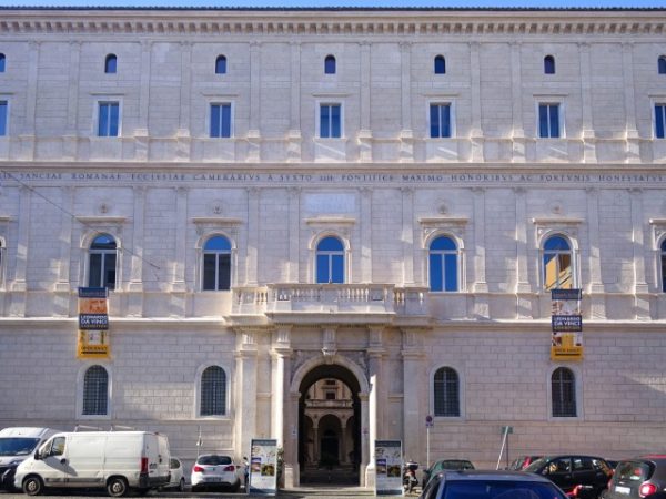 パラッツォ･デッラ･カンチェッレリーア（1485年-1513年）、道路面の外観