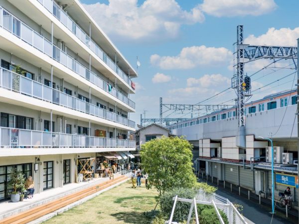 旧国鉄社宅をリノベーションした高円寺アパートメント。44戸の一般賃貸住宅のほか1階には計6店舗が軒を連ねる。宮田さんはここの“女将”