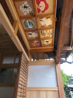 唐破風の軒下にある鳳凰の彫刻、大瓶束（たいへいづか）と笈形（おいがた）の飾り彫刻、蟇股（かえるまた）の大黒天の彫刻も、大黒湯から移築したもの。この記事の前半で紹介している大黒湯時代の画像と見比べてみてほしい

