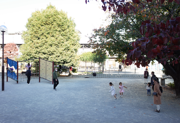 高台から入間川方面に降りる途中に素敵なお店や古い階段が