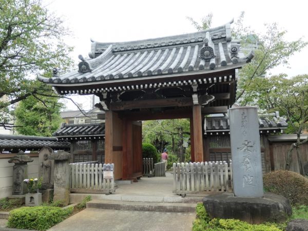 往年の大黒湯。唐破風の軒下にある鳳凰（ほうおう）の彫刻、大瓶束（たいへいづか）と笈形（おいがた）の飾り彫刻、そして大黒湯の象徴ともいえる蟇股（かえるまた）の大黒天彫刻。これらはそのまま、安養院へ移築された</BR>写真提供／唐破風屋根保存プロジェクト

