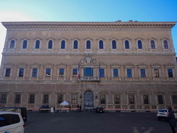 パラッツォ･デッラ･カンチェッレリーア（1485年-1513年）、道路面の外観