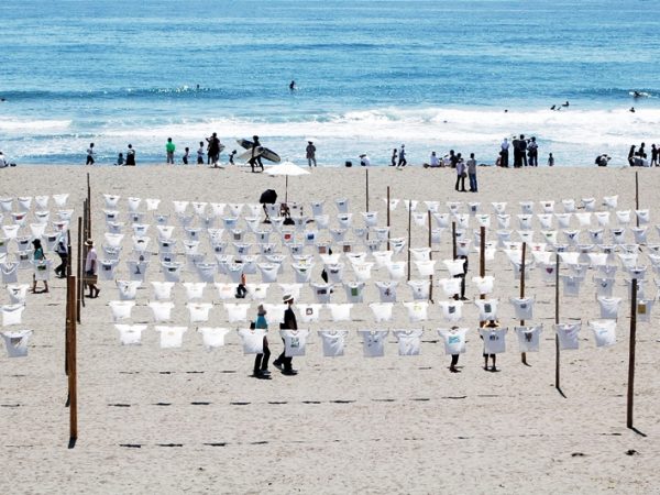 舞台となる入野の浜。あいにくの天気の日だったが、壮大さは十二分に感じられた