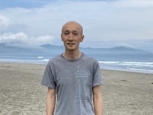 話を伺ったNPO砂浜美術館の村上健太郎理事長。美術館の館長は沖合にいるニタリクジラだそうだ