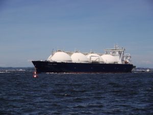 LNGタンカー。日本は天然ガスのほとんどを輸入に頼っている