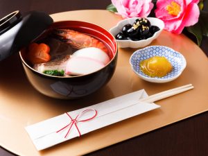 お雑煮が食べられ始めた時期はいつごろから。お雑煮の歴史や各地ごとの角餅・丸餅などお雑煮の餅の形や具材の違い、地域の少し変わったお雑煮をご紹介。