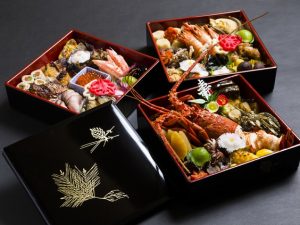 お節料理は、神様が食べたものを人間も食べる「神人共食」の考え方から、神の守護のうちに一年を過ごせるよう祈るもの。お節料理の具材の意味などもご紹介。