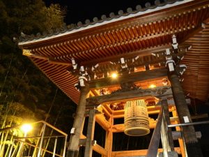 大晦日、年越しの夜を「除夜」といい、神社に籠り神様をお迎えした。「除夜の鐘」と呼ばれる梵鐘（ぼんしょう）の煩悩を祓う鐘の数、108回の意味をご紹介。