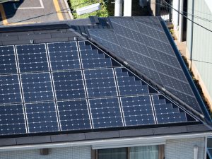 住宅の屋根に設置された太陽光パネル（写真はイメージ）