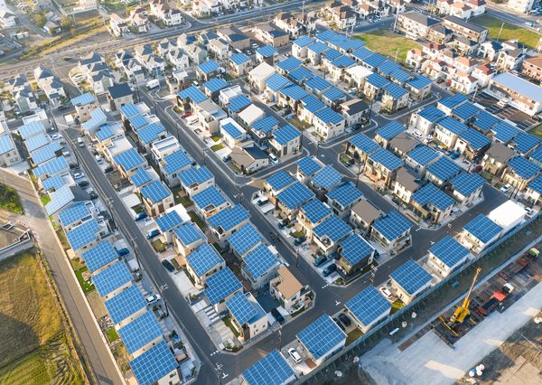 住宅の屋根に設置された太陽光パネル（写真はイメージ）