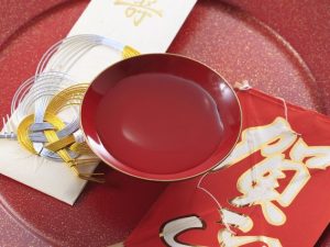 御神酒は、神事などで神に捧げられるお酒のこと。米でつくられた日本酒や餅は神道において重要で、「御神酒の上がらぬ神はなし」といわれるほど神饌には欠かせない。