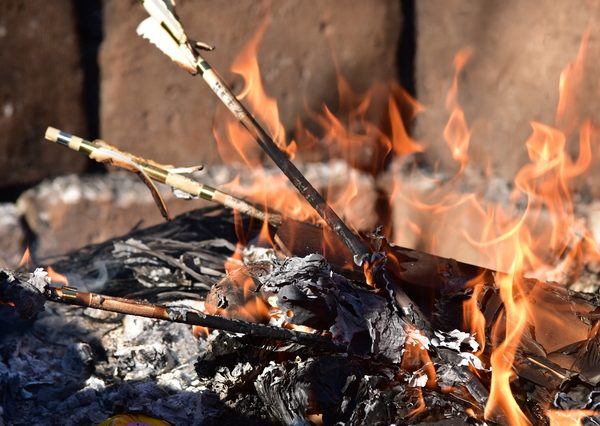 昨年にお祀りした破魔矢は、感謝とともに返納するか焚き上げるなど丁寧に扱いたい