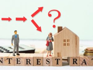 日銀の金融政策決定会合において大規模緩和方針であるゼロ金利＆低金利政策維持が打ち出された。政策金利の利上げが仮に起こると、住宅ローン金利は上昇し住宅市場に大きな影響を与える。アメリカの政策金利の利上げ開始が、日本の住宅市場に影響するのかを伝えた記事。