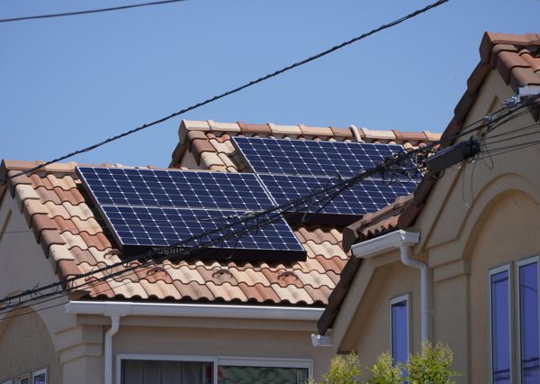 太陽光発電システムなどによって住宅でつくるエネルギーが、1年間の消費エネルギーより多い、または差がゼロになる住宅のことをZEH（ネット・ゼロ・エネルギー・ハウス）という（画像はイメージ）