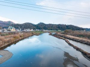 平時の小田川（矢掛町中心部付近）