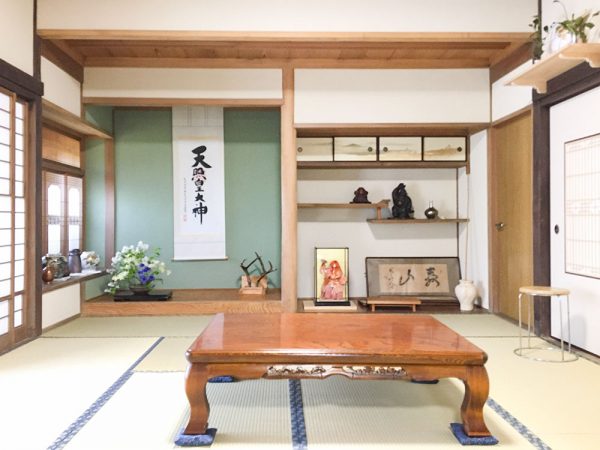 真備地区の被災住宅での壁修繕ワークショップの様子（写真提供：綱吉商店）