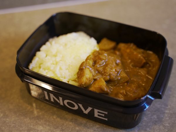 ダイチキ咖哩（カレー）は基本的にテイクアウトではあるが、ここで出会った人同士が友達になったり、コミュニケーションを図る場所にもなっている
