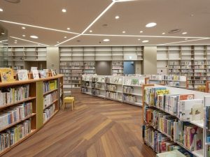 こどもコーナー。他のフロアに比べると柔らかい雰囲気で書棚も低い。写真提供/中央区