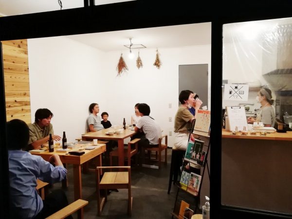 北本市の観光協会と兼務の岡野さん（左）、カメラマンと兼務の江澤さん（右）