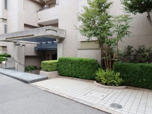 建物外観。そもそも、植栽は豊かなほうだが、外観より内部のほうが緑は豊富