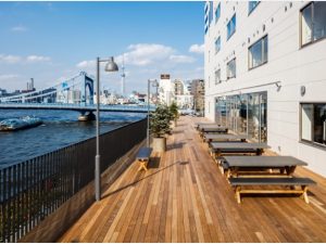 隅田川沿いのオフィスビルがホテルとして再生されたLYURO東京清澄。2017年に地域を変える存在として公共空間活用リノベ賞を受賞した