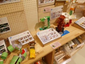 さまざま設計図が用意されており、子どもは自分が好きなものを作る