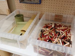 用意されている素材のなかには箸の端っこや畳の切れ端など面白い素材も