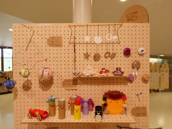 用意されている素材のなかには箸の端っこや畳の切れ端など面白い素材も