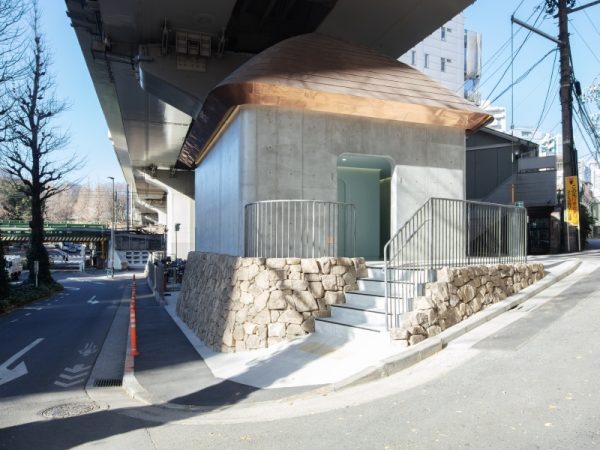 山手通り沿い、代々木八幡宮の森を背にして建つ「代々木八幡公衆トイレ」（2021年7月オープン）。建築家の伊東豊雄さんが手がけたトイレで、キノコのような親しみやすい外観のトイレが３つ、設けられている。３つの個室型トイレ（ユニバーサル・トイレ、男性用、女性用）を分散させて配置し、行き止まりがなく、視線が抜けるというつくりで防犯性を高めている。筆者は晴天の午後に現地を訪れたが、屋根の間のスリットから自然光が入ってきて明るく、心地よく感じられた</BR>（撮影：永禮賢、提供：日本財団）