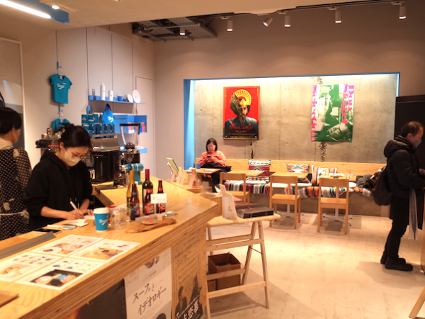 カフェの店員さんも映画好きで客と会話する