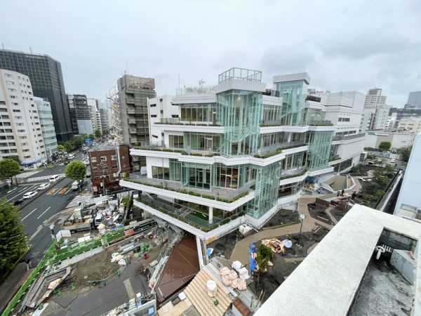 本の森ちゅうおうの入り口、東側に面したカフェ。午前中の取材だったが日当たりのよさが分かる