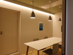 サイズの違う個室が用意されている。打ち合わせ、会議などに