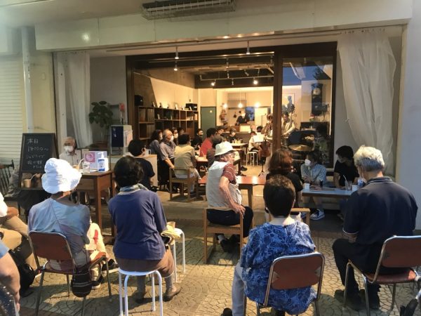 「中庭」のジャズライブには多くの観客が集まった。外と中が有機的につながる空間だ