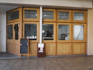 2022年、シャッター通りとなった団地内の商店街に完成したシェアスペースは、外観が個性的だ