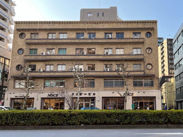 東上野のゆくい堂の一角。右下は稲荷町の寿湯