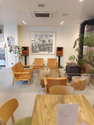 ヌプカのロビーは、旅行者同士だけではなく、地域の人との交流拠点だ