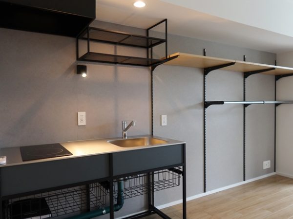 モデルルーム室内。壁際には収納が用意されている