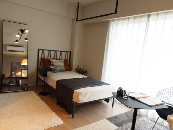 モデルルーム室内。壁際には収納が用意されている