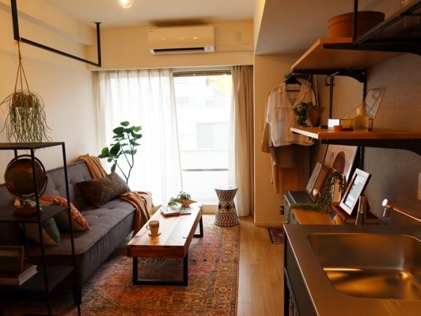 モデルルーム室内。壁際には収納が用意されている