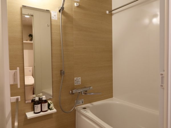 モデルルーム室内。壁際には収納が用意されている