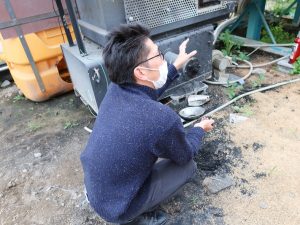 ビニールハウス内で土作りから始める有機栽培について説明する長岡氏