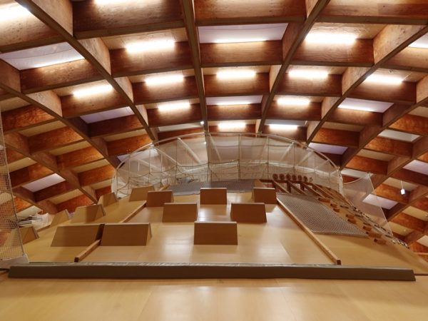 ヤマガタデザインといえばスイデンテラスが有名だが、それだけではない。スイデンテラスと同じく建築家坂茂氏によるキッズドームソライをご紹介しよう